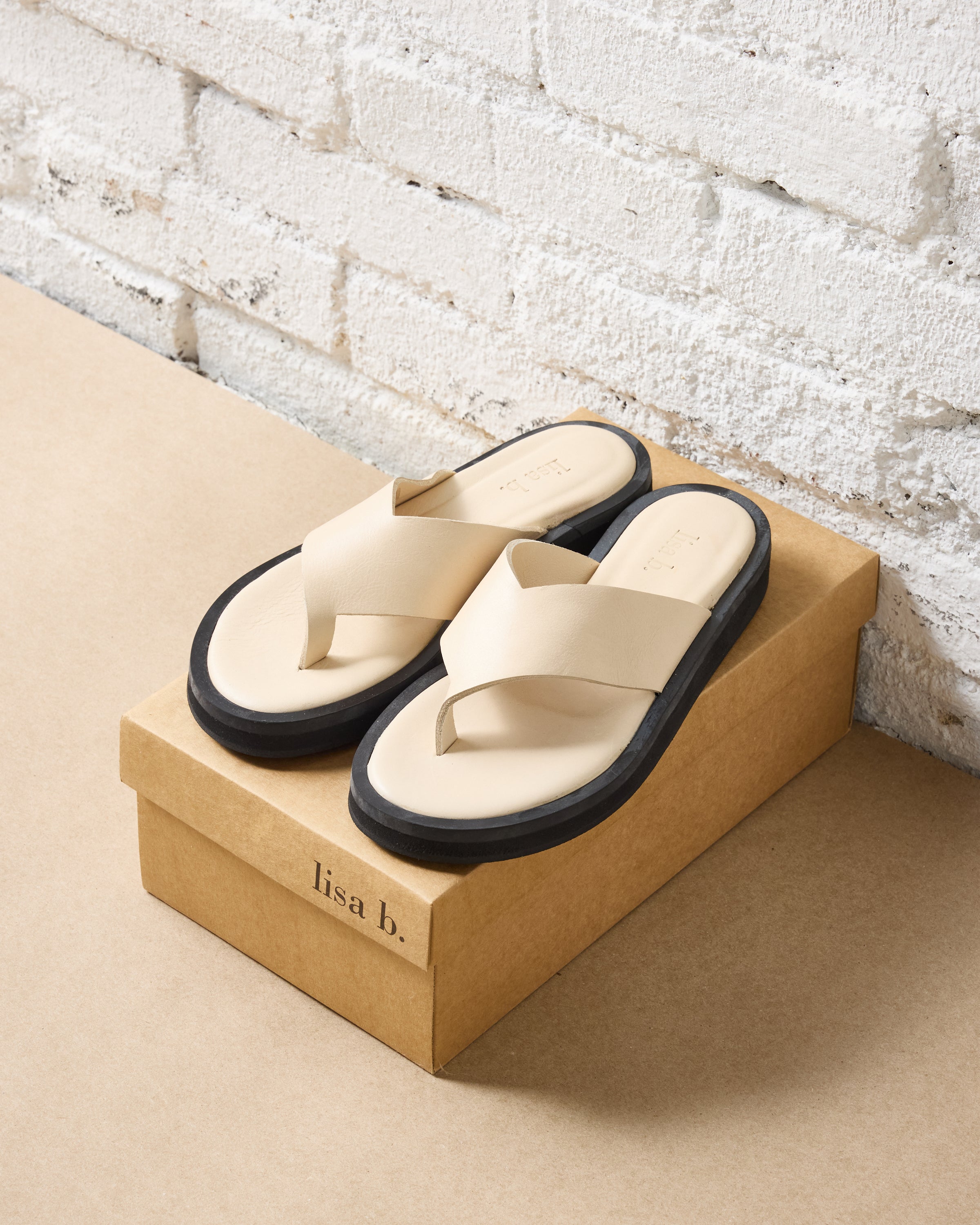 Créme Leather Flip-flop | lisa b. FINDS