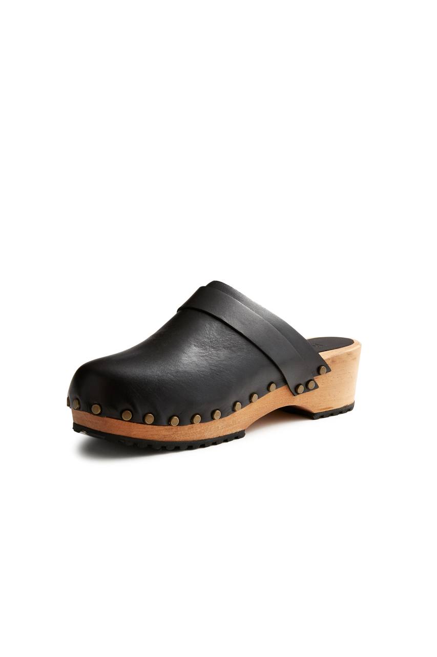 low heel classic clogs in black Clogs lisa b.