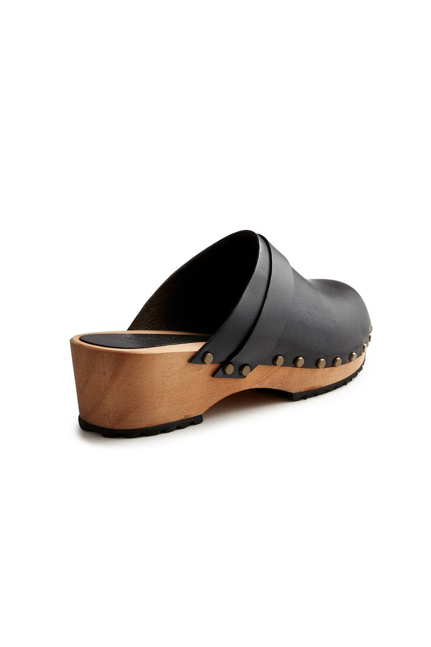 low heel classic clogs in black Clogs lisa b.