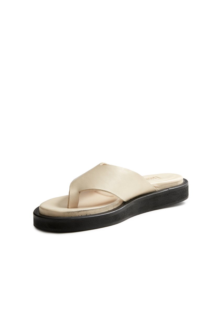 leather thong in créme Thongs lisa b. 