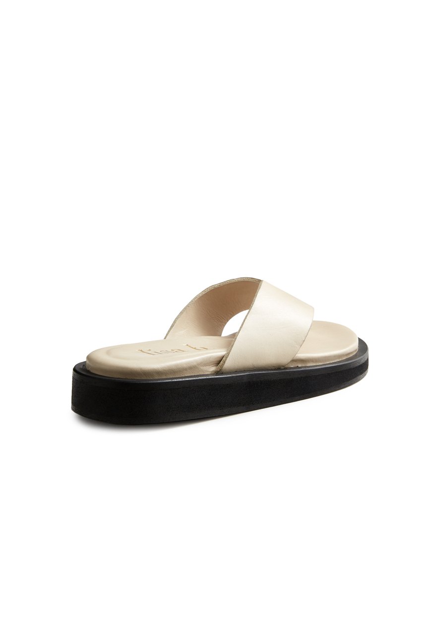 leather thong in créme Thongs lisa b. 